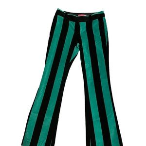 Adorable never worn Alice & Olivia velvet pants with flare bottoms. 🖤💚